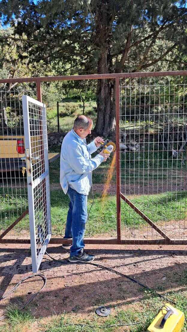 ΠΟΡΤΑ ΣΤΗΝ ΕΙΣΟΔΟ ΤΟΥ ΓΗΠΕΔΟΥ