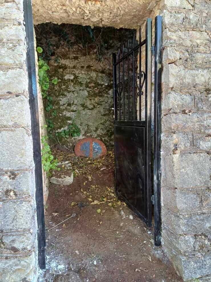 ΑΝΤΙΚΑΤΑΣΤΑΣΗ ΤΗΣ ΠΟΡΤΑΣ ΣΤΗΝ ΠΛΑΤΕΙΑ