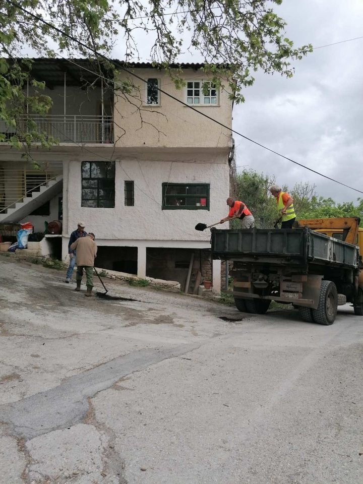 ΟΙ ΕΡΓΑΣΙΕΣ ΑΣΦΑΛΤΟΚΑΛΥΨΗΣ ΤΟΥ ΔΡΟΜΟΥ ΦΙΛΙΑ - ΦΙΛΕΪΚΑ ΚΑΛΥΒΙΑ